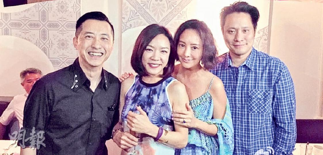庾澄慶(左起)靠近張嘉欣身邊跟關穎等合照,兩人更展示合拍笑容。(微博圖片) 庾澄慶(左起)靠近張嘉欣身邊跟關穎等合照,兩人更展示合拍笑容。(微博圖片)