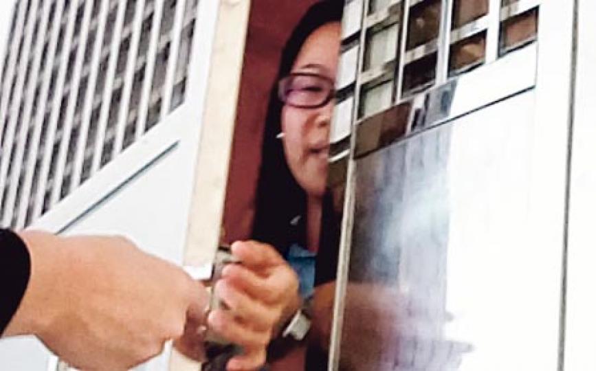 本報記者周一(5月2日)於元朗加州花園一獨立屋,找到國務院副總理張高麗女兒張曉燕。她隔着鐵閘向記者稱,丈夫李聖潑正在外地公幹,對於其港人身分,她則說「呢啲我可以唔答你」。其後她透過門隙接過記者的卡片及附有問題的信件。(明報記者攝) 本報記者周一(5月2日)於元朗加州花園一獨立屋,找到國務院副總理張高麗女兒張曉燕。她隔着鐵閘向記者稱,丈夫李聖潑正在外地公幹,對於其港人身分,她則說「呢啲我可以唔答你」。其後她透過門隙接過記者的卡片及附有問題的信件。(明報記者攝)