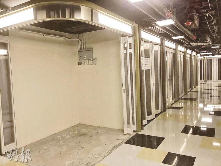尖沙嘴首都廣場再有銀主盤推出,其中2樓一雙號銀主舖將於今日拍賣,開價250萬元;至於早前推出的同層單號號銀主舖,則減開價下周「翻拍」。(劉詠怡攝) 尖沙嘴首都廣場再有銀主盤推出,其中2樓一雙號銀主舖將於今日拍賣,開價250萬元;至於早前推出的同層單號號銀主舖,則減開價下周「翻拍」。(劉詠怡攝)