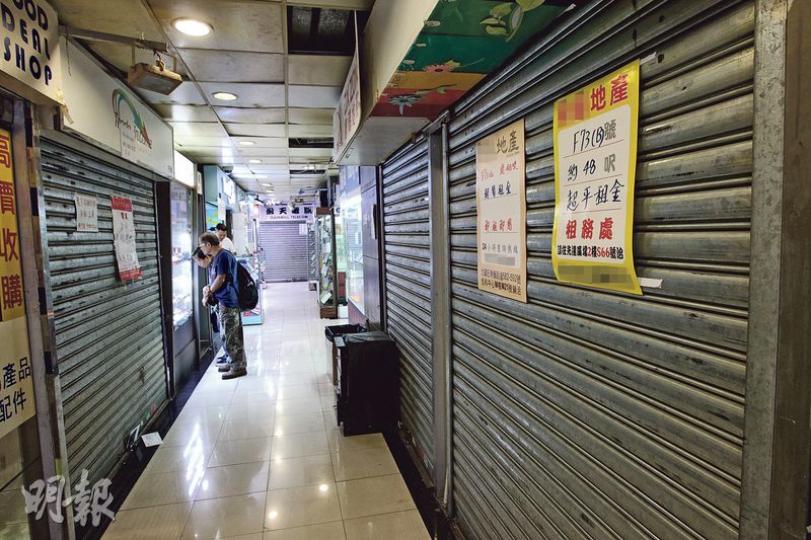 旺角先達廣場人流大不如前,加上吉舖處處,一條小巷子就見4至5間吉舖,場面更見冷清。(李紹昌攝)業主減價放租,部分舖位叫價更比舊租便宜超過五成;個別位於2樓的舖位,月租叫價低至3000元。(李紹昌攝)在先達開舖16年的阿勇表示,現時零售市道大吹冷風,每月利潤只有4萬至5萬元,個別月份更只能「打個和」。(李紹昌攝) 旺角先達廣場人流大不如前,加上吉舖處處,一條小巷子就見4至5間吉舖,場面更見冷清。(李紹昌攝)業主減價放租,部分舖位叫價更比舊租便宜超過五成;個別位於2樓的舖位,月租叫價低至3000元。(李紹昌攝)在先達開舖16年的阿勇表示,現時零售市道大吹冷風,每月利潤只有4萬至5萬元,個別月份更只能「打個和」。(李紹昌攝)
