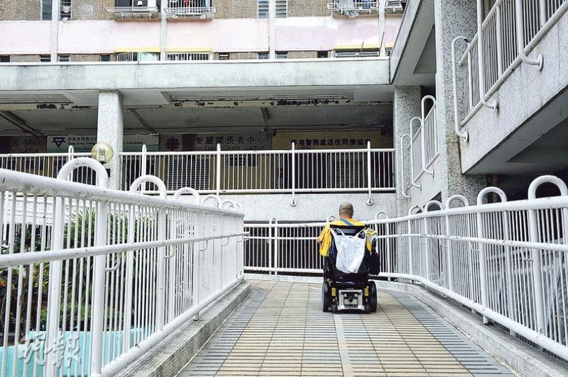 在麗閣邨住了10多年的輪椅人士蕭先生說,如不用扶手電梯由商場1樓前往2樓,需由1樓平台經過無障礙通道迂迴上斜(圖),才能到達。他說,商場沒有升降機對他極為不便。(賴俊傑攝) 在麗閣邨住了10多年的輪椅人士蕭先生說,如不用扶手電梯由商場1樓前往2樓,需由1樓平台經過無障礙通道迂迴上斜(圖),才能到達。他說,商場沒有升降機對他極為不便。(賴俊傑攝)