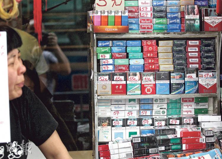 煙草公司菲利普莫里斯亞洲集團旗下7個品牌加價,每包煙加價2至3元,加至47元至60元不等,有報販認為加幅不多,預料生意不受影響,另有煙民指不會因此戒煙。(李紹昌攝) 煙草公司菲利普莫里斯亞洲集團旗下7個品牌加價,每包煙加價2至3元,加至47元至60元不等,有報販認為加幅不多,預料生意不受影響,另有煙民指不會因此戒煙。(李紹昌攝)