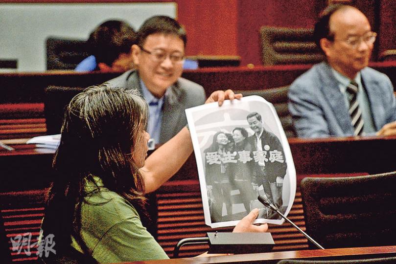 社民連立法會議員梁國雄(圖)昨於保安事務委員會上展示「愛生事家庭」圖片,圖中有特首梁振英、其妻子梁唐青儀及其幼女梁頌昕。梁國雄稱,機管局指航空公司有酌情權處理手提行李,質疑機管局突然介入事件,是因梁振英的身分而「特事特辦」。(鍾林枝攝)特首梁振英(圖)昨出席醫管局周年研討大會時,未有回應幼女梁頌昕行李風波。他同日出席行政會議前回應稱,涉事國泰報告「無提到點樣整喊人」,又重申事件中沒有使用特權,亦沒有施壓。(郭慶輝攝) 社民連立法會議員梁國雄(圖)昨於保安事務委員會上展示「愛生事家庭」圖片,圖中有特首梁振英、其妻子梁唐青儀及其幼女梁頌昕。梁國雄稱,機管局指航空公司有酌情權處理手提行李,質疑機管局突然介入事件,是因梁振英的身分而「特事特辦」。(鍾林枝攝)特首梁振英(圖)昨出席醫管局周年研討大會時,未有回應幼女梁頌昕行李風波。他同日出席行政會議前回應稱,涉事國泰報告「無提到點樣整喊人」,又重申事件中沒有使用特權,亦沒有施壓。(郭慶輝攝)