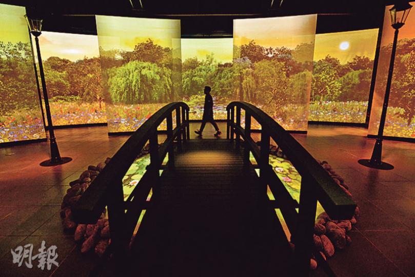 莫奈喜愛園藝,展覽重塑莫奈晚年故居,模擬莫奈花了3年建造的水園及著名的綠色日本橋。觀眾步入展廳如置身園內,可觀看日夜變化,細聽鳥語,及認識各種園內花卉。(楊柏賢攝)莫奈作品展的教育互動專區重塑莫奈晚年居所,包括其黃色主調的飯廳(上圖),參觀者可在平板電腦的菜單上揀選莫奈喜愛的菜式,如番茄煮青口(下圖),隨即有餸菜影像投射在碟上,還可模擬「加鹽」、「加黑椒」,連酒杯亦會「注入」美酒,還有飲酒聲效,恍如享用美餚佳釀。桌子中央書本投射莫奈自家食譜,讓參觀者「偷師」,回家可嘗試烹調。(楊柏賢攝) 莫奈喜愛園藝,展覽重塑莫奈晚年故居,模擬莫奈花了3年建造的水園及著名的綠色日本橋。觀眾步入展廳如置身園內,可觀看日夜變化,細聽鳥語,及認識各種園內花卉。(楊柏賢攝)莫奈作品展的教育互動專區重塑莫奈晚年居所,包括其黃色主調的飯廳(上圖),參觀者可在平板電腦的菜單上揀選莫奈喜愛的菜式,如番茄煮青口(下圖),隨即有餸菜影像投射在碟上,還可模擬「加鹽」、「加黑椒」,連酒杯亦會「注入」美酒,還有飲酒聲效,恍如享用美餚佳釀。桌子中央書本投射莫奈自家食譜,讓參觀者「偷師」,回家可嘗試烹調。(楊柏賢攝)