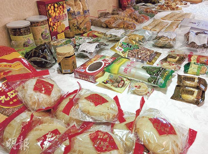 午餐會上展出部分母親節當日會派發嘅食物,有綠豆餅、豆沙糉、南乳花生等,唔少社團代表即場試食,大讚好味。(植敏欣攝) 午餐會上展出部分母親節當日會派發嘅食物,有綠豆餅、豆沙糉、南乳花生等,唔少社團代表即場試食,大讚好味。(植敏欣攝)