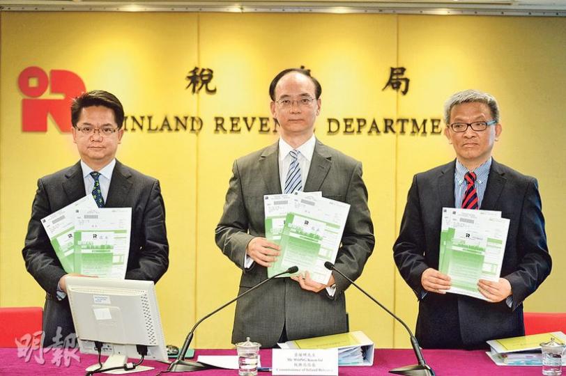 稅務局昨公布2015/16年整體稅收為2913億元,按年下跌4%,稅務局長黃權輝(中)稱樓市交投減少,影響印花稅收入,並預期2016/17年度樓市及股市沉寂,印花稅收入將進一步下跌。左為副稅務局長(執行事務)譚大鵬,右為副稅務局長(技術事宜)趙國傑。(鄧宗弘攝) 稅務局昨公布2015/16年整體稅收為2913億元,按年下跌4%,稅務局長黃權輝(中)稱樓市交投減少,影響印花稅收入,並預期2016/17年度樓市及股市沉寂,印花稅收入將進一步下跌。左為副稅務局長(執行事務)譚大鵬,右為副稅務局長(技術事宜)趙國傑。(鄧宗弘攝)