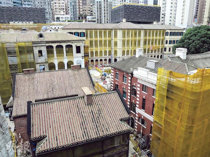 馬會耗資18億元活化荷李活道舊中區警署建築群,包括16 幢歷史建築及2座新建大樓,預料本年底開幕。圖為舊中區警署地盤外貌。(鄧宗弘攝) 馬會耗資18億元活化荷李活道舊中區警署建築群,包括16 幢歷史建築及2座新建大樓,預料本年底開幕。圖為舊中區警署地盤外貌。(鄧宗弘攝)