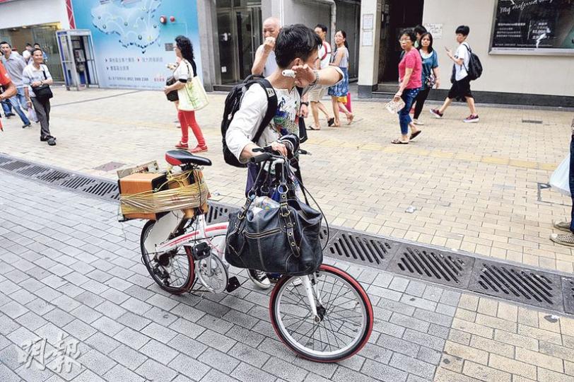 疑自製電池木盒短路爆炸致左手食指受傷的姓林事主,經敷治拒絕送院,但因涉違反港鐵附例遭票控;事後推着裝有音響組合的摺合單車離去。(賴俊傑攝)懷疑短路引起爆炸的自製電池木盒,盒內有約10粒鋰電池,並無任何安全裝置。(賴俊傑攝) 疑自製電池木盒短路爆炸致左手食指受傷的姓林事主,經敷治拒絕送院,但因涉違反港鐵附例遭票控;事後推着裝有音響組合的摺合單車離去。(賴俊傑攝)懷疑短路引起爆炸的自製電池木盒,盒內有約10粒鋰電池,並無任何安全裝置。(賴俊傑攝)