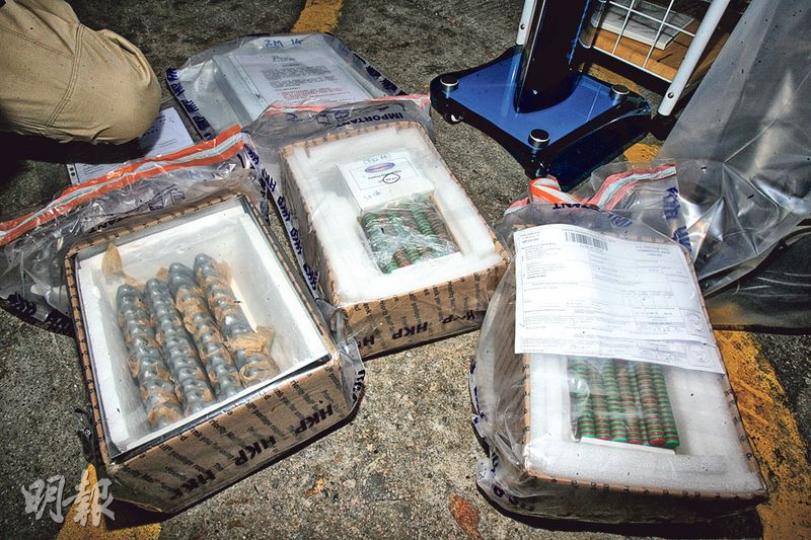警方從目標美容公司檢獲大批證物,包括聲稱佩戴後可以對疾病有療效的磁石。(伍浦鋒攝)除聲稱對疾病有療效的磁石外,警員還檢走電腦及美容儀器等證物帶署調查。(伍浦鋒攝)警方昨聯同衛生署採取行動,到銅鑼灣邊寧頓街18號廣旅集團大廈的「娉婷國際」(圖),以涉嫌串謀行騙拘捕10名中心女職員,並在伊榮街9號一間懷疑有關的「能量衡」健康顧問中心拘捕1名女職員。(馮凱鍵攝) 警方從目標美容公司檢獲大批證物,包括聲稱佩戴後可以對疾病有療效的磁石。(伍浦鋒攝)除聲稱對疾病有療效的磁石外,警員還檢走電腦及美容儀器等證物帶署調查。(伍浦鋒攝)警方昨聯同衛生署採取行動,到銅鑼灣邊寧頓街18號廣旅集團大廈的「娉婷國際」(圖),以涉嫌串謀行騙拘捕10名中心女職員,並在伊榮街9號一間懷疑有關的「能量衡」健康顧問中心拘捕1名女職員。(馮凱鍵攝)