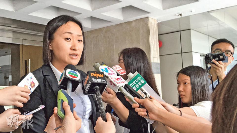 案件主管新界北總區重案組督察顏凱欣在庭外表示,警方歡迎及尊重裁決,望能起到阻嚇作用。女童已交社署跟進,現與母親同住。(章淑廉攝)開庭前當被告由羈留室步入犯人欄,一名公眾席上的男子(前)突然用粗口大罵被告,法庭女書記即時喝止,但男子仍繼續罵。開庭後他又突然向法官表示「我有嘢講」,被法官拒絕及要求他安靜。散庭後他在庭內繼續大罵被告,不滿判刑太輕,表示要將被告槍斃。(章淑廉攝) 案件主管新界北總區重案組督察顏凱欣在庭外表示,警方歡迎及尊重裁決,望能起到阻嚇作用。女童已交社署跟進,現與母親同住。(章淑廉攝)開庭前當被告由羈留室步入犯人欄,一名公眾席上的男子(前)突然用粗口大罵被告,法庭女書記即時喝止,但男子仍繼續罵。開庭後他又突然向法官表示「我有嘢講」,被法官拒絕及要求他安靜。散庭後他在庭內繼續大罵被告,不滿判刑太輕,表示要將被告槍斃。(章淑廉攝)
