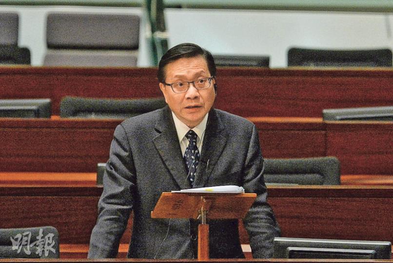 運輸及房屋局長張炳良強調,高鐵通車後的實際班次仍需由香港與內地營運機構洽商。(楊柏賢攝) 運輸及房屋局長張炳良強調,高鐵通車後的實際班次仍需由香港與內地營運機構洽商。(楊柏賢攝)