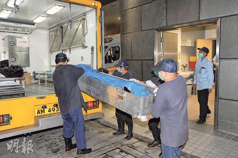 僅4個月大男嬰昨晨被家人發現昏迷,由救護車送院後死亡;遺體由仵工舁往殮房等候進一步驗屍確定死因。(樊銳昌攝)早前腸胃不適曾入院的4歲女童昨被家人發現昏迷不醒,送院搶救不治,死因有待剖屍確定。(樊銳昌攝) 僅4個月大男嬰昨晨被家人發現昏迷,由救護車送院後死亡;遺體由仵工舁往殮房等候進一步驗屍確定死因。(樊銳昌攝)早前腸胃不適曾入院的4歲女童昨被家人發現昏迷不醒,送院搶救不治,死因有待剖屍確定。(樊銳昌攝)