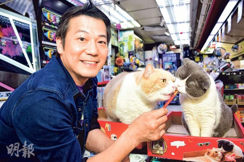 忌廉哥成了尖東的景點吸引各地遊客,歐錦棠感嘆自己人唔識寶未讓牠有更大發揮。(攝影:梁迺楠)忌廉哥跟忌廉嫂在喁喁細語,未有防備被阿棠索毛。(攝影:梁迺楠)尖東忌廉哥告別尖東,喵喵大叫粉絲們不要叫牠加油,要講忌廉哥Good Luck!(攝影:梁迺楠)便利店做了15年,經營困難只有選擇退場,5月25日後再看不見店外包圍忌廉哥粉絲朝聖的場面。(攝影:梁迺楠) 忌廉哥成了尖東的景點吸引各地遊客,歐錦棠感嘆自己人唔識寶未讓牠有更大發揮。(攝影:梁迺楠)忌廉哥跟忌廉嫂在喁喁細語,未有防備被阿棠索毛。(攝影:梁迺楠)尖東忌廉哥告別尖東,喵喵大叫粉絲們不要叫牠加油,要講忌廉哥Good Luck!(攝影:梁迺楠)便利店做了15年,經營困難只有選擇退場,5月25日後再看不見店外包圍忌廉哥粉絲朝聖的場面。(攝影:梁迺楠)