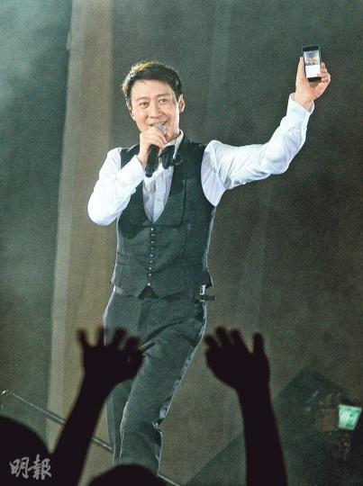 黎明昨晚補回首場演唱會演出,今晚終於可以休息一天了!(攝影:劉永銳)周慧敏親到場支持舊拍檔黎明。(攝影:劉永銳) 黎明昨晚補回首場演唱會演出,今晚終於可以休息一天了!(攝影:劉永銳)周慧敏親到場支持舊拍檔黎明。(攝影:劉永銳)