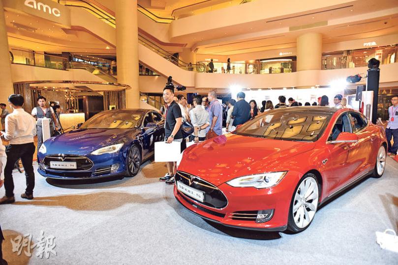 Tesla首季的汽車銷售繼續攀升,收入按年增長22%至11.5億美元,不過由於Model X零件短缺,上季產量低於交付目標,公司虧損幾乎是去年同期兩倍。圖為Tesla早前於香港舉行展銷活動。(陳淑安攝) Tesla首季的汽車銷售繼續攀升,收入按年增長22%至11.5億美元,不過由於Model X零件短缺,上季產量低於交付目標,公司虧損幾乎是去年同期兩倍。圖為Tesla早前於香港舉行展銷活動。(陳淑安攝)
