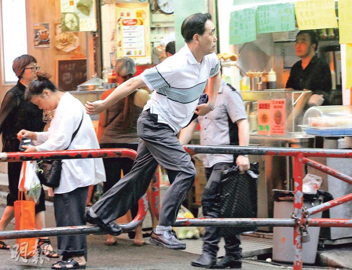 警方指去年行人交通意外死亡有六成為長者,不少長者經常不守交通規則過路,如相中跨越欄杆、不用過路設施過路等,警方日後不會對長者行使酌情權,並予以檢控。(李紹昌攝) 警方指去年行人交通意外死亡有六成為長者,不少長者經常不守交通規則過路,如相中跨越欄杆、不用過路設施過路等,警方日後不會對長者行使酌情權,並予以檢控。(李紹昌攝)