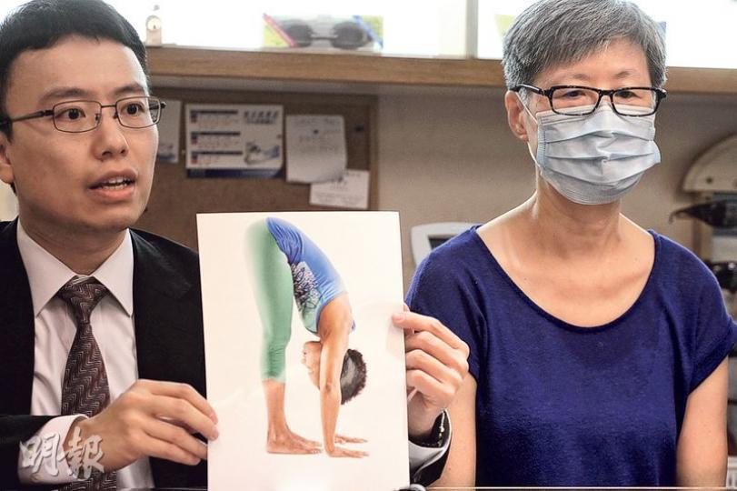 眼科專科醫生李嘉祐(左)稱,瑜伽愛好者Lily(右)去年12月求診時,其眼睛造影檢查發現她眼底有1厘米乘1厘米出血,又檢查到她患有「瘜肉狀脈絡膜血管病變」,估計她因做過倒立動作,誘發眼底出血。(李紹昌攝) 眼科專科醫生李嘉祐(左)稱,瑜伽愛好者Lily(右)去年12月求診時,其眼睛造影檢查發現她眼底有1厘米乘1厘米出血,又檢查到她患有「瘜肉狀脈絡膜血管病變」,估計她因做過倒立動作,誘發眼底出血。(李紹昌攝)