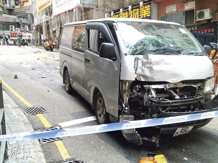 於通明街落斜時失控撞途人及撼向環保斗的客貨車,其車頭及擋風玻璃損毁,警方事後封鎖現場蒐證。(林智傑攝) 於通明街落斜時失控撞途人及撼向環保斗的客貨車,其車頭及擋風玻璃損毁,警方事後封鎖現場蒐證。(林智傑攝)