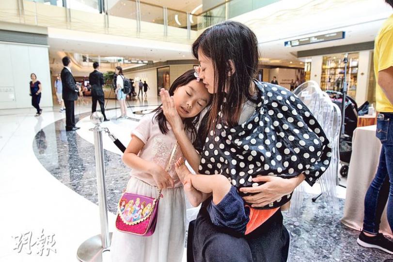 三女之母的李太(右)昨日帶同長女(左)與幼女(懷中嬰兒)到商場,李太稱曾於幼女半歲時在公眾體育館範圍內餵哺母乳,但被職員勸喻她到廁所內餵哺,她認為這要求奇怪,當時禮貌拒絕。(李紹昌攝) 三女之母的李太(右)昨日帶同長女(左)與幼女(懷中嬰兒)到商場,李太稱曾於幼女半歲時在公眾體育館範圍內餵哺母乳,但被職員勸喻她到廁所內餵哺,她認為這要求奇怪,當時禮貌拒絕。(李紹昌攝)