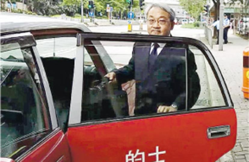 公民黨副主席陳清僑稱因截不到的士,故在停牌期間駕駛,他昨應訊後在東區裁判法院門外截到的士,登車離去。(鄧力行攝)
公民黨副主席陳清僑稱因截不到的士,故在停牌期間駕駛,他昨應訊後在東區裁判法院門外截到的士,登車離去。(鄧力行攝)