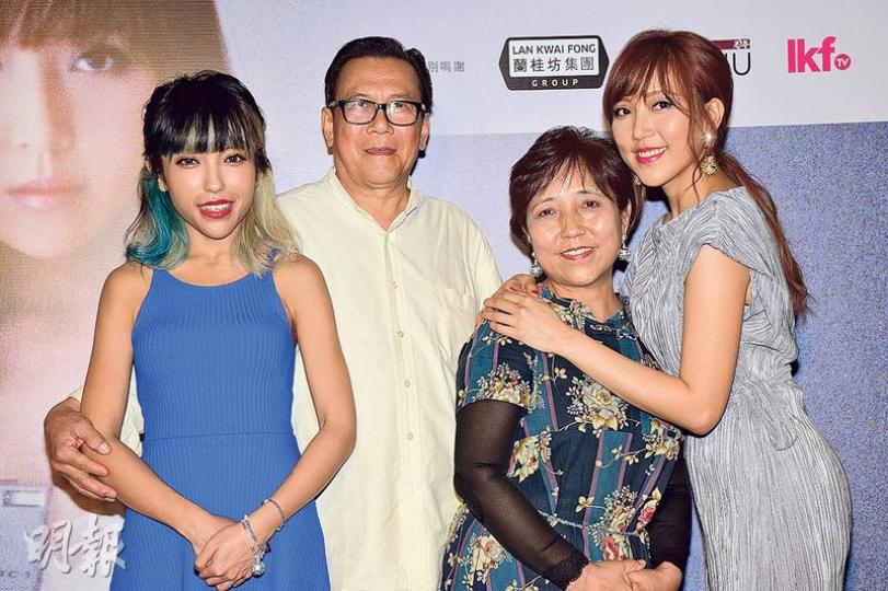 鍾舒漫(右一)宣傳全新專輯,獲父母、妹妹鍾舒祺到場支持。(攝影:梁迺楠)母親節將至,泳兒談到媽媽因中風仍留院,難免感觸。(攝影:梁迺楠) 鍾舒漫(右一)宣傳全新專輯,獲父母、妹妹鍾舒祺到場支持。(攝影:梁迺楠)母親節將至,泳兒談到媽媽因中風仍留院,難免感觸。(攝影:梁迺楠)