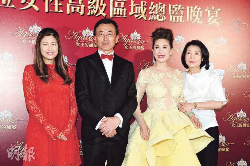 王玉環(右二)成為所屬保險公司第一位女性高級區域總監,老公(左二)、周家蔚(左一)及奶奶(右一)也替她高興。(攝影:鍾偉茵) 王玉環(右二)成為所屬保險公司第一位女性高級區域總監,老公(左二)、周家蔚(左一)及奶奶(右一)也替她高興。(攝影:鍾偉茵)