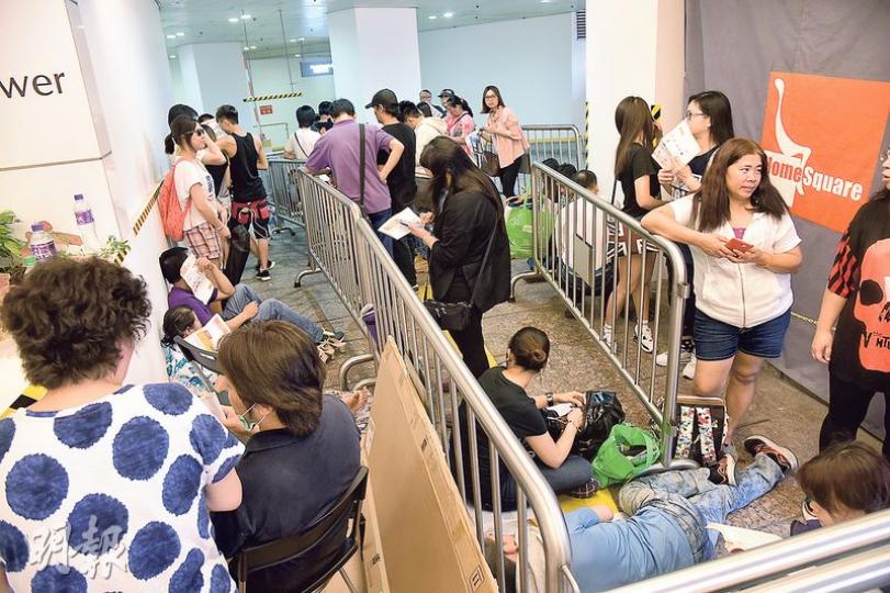 宜家家居（IKEA）沙田分店昨舉行優惠日，部分貨品低至1折。記者昨凌晨到場觀察，發現有數十人排隊，當中有排在前列者向公司請假兩天，前日已到場輪候，準備購買由近萬元減至1000元的梳化。（蔡方山攝）