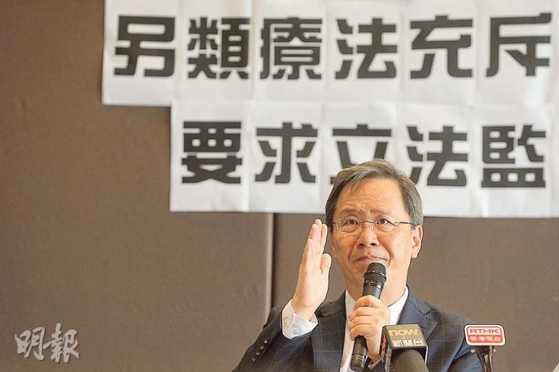 公民黨郭家麒稱,目前另類療法的「醫生」缺乏註冊及監管制度,難確認專業資格,若有醫療失誤便無法追究,促政府修例規管聲稱有治療或療效的提供者,並設立發牌制度及資歷架構,讓另類療法有完善監管。(鍾林枝攝) 公民黨郭家麒稱,目前另類療法的「醫生」缺乏註冊及監管制度,難確認專業資格,若有醫療失誤便無法追究,促政府修例規管聲稱有治療或療效的提供者,並設立發牌制度及資歷架構,讓另類療法有完善監管。(鍾林枝攝)