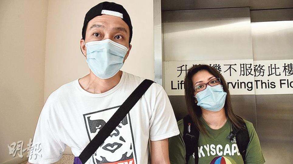 命懸一線等候換肝的39歲準新娘林嘉玲昨終現曙光,其胞兄經檢查適合捐肝,家人開心不已;與其相戀14年的未婚夫(左)及好友(右)對連日來不斷有願意捐肝巿民到醫院接受測試,非常感謝。(鍾炳然攝) 命懸一線等候換肝的39歲準新娘林嘉玲昨終現曙光,其胞兄經檢查適合捐肝,家人開心不已;與其相戀14年的未婚夫(左)及好友(右)對連日來不斷有願意捐肝巿民到醫院接受測試,非常感謝。(鍾炳然攝)