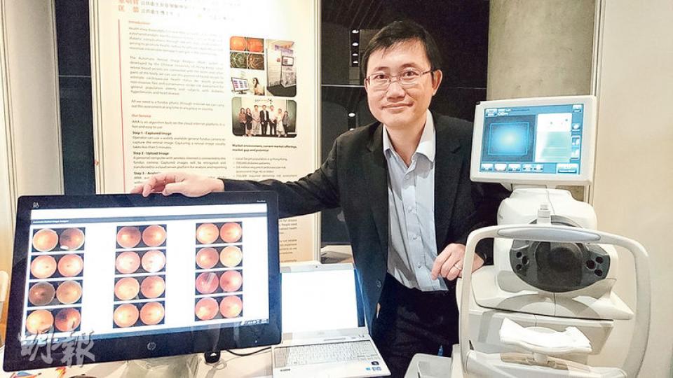 中大醫學院助理院長（研究）徐仲鍈（圖）研發利用眼底照相機（右邊儀器）分析血管，可即時測出檢查者的中風風險。（岑詠欣攝）