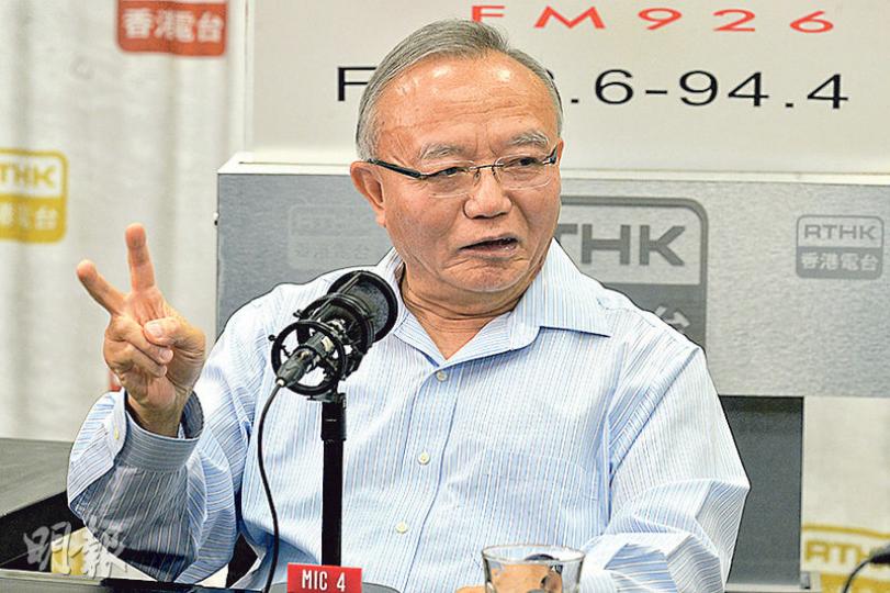 全國港澳研究會副會長劉兆佳(圖)昨在港台節目中稱,相信張德江訪港不會透露任何有關特首選舉的信息,以免影響9月立法會選情,或激化更多抗爭行動。(楊柏賢攝) 全國港澳研究會副會長劉兆佳(圖)昨在港台節目中稱,相信張德江訪港不會透露任何有關特首選舉的信息,以免影響9月立法會選情,或激化更多抗爭行動。(楊柏賢攝)