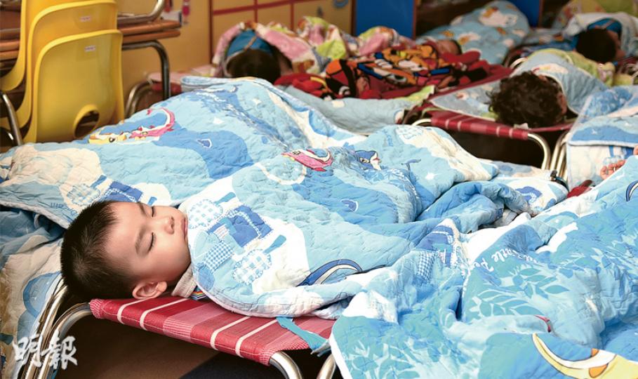 樂緻幼兒園暨幼稚園(灣仔)每天都有午睡時間,讓學童多點休息。香港大學醫學院於2011年至今年4月追蹤逾500名幼稚園生作息及智能表現,結果顯示,當受訪的幼稚園生睡眠不足,低於每日建議睡眠11小時,其智能發展能力及正向社交行為明顯較差。(陳淑安攝)5歲半的柔柔(左一)及媽媽(左二),和6歲的曦敏(右一)與媽媽(右二)接受訪問,柔柔和曦敏都說,若睡不夠會難以集中精神,容易寫錯字,她們最愛跟媽媽談心事,即使晚點睡,她們也希望跟媽媽說個夠。(阮秀君攝)與太太都全職工作的家長林先生表示:「兒子4歲,由於我 樂緻幼兒園暨幼稚園(灣仔)每天都有午睡時間,讓學童多點休息。香港大學醫學院於2011年至今年4月追蹤逾500名幼稚園生作息及智能表現,結果顯示,當受訪的幼稚園生睡眠不足,低於每日建議睡眠11小時,其智能發展能力及正向社交行為明顯較差。(陳淑安攝)5歲半的柔柔(左一)及媽媽(左二),和6歲的曦敏(右一)與媽媽(右二)接受訪問,柔柔和曦敏都說,若睡不夠會難以集中精神,容易寫錯字,她們最愛跟媽媽談心事,即使晚點睡,她們也希望跟媽媽說個夠。(阮秀君攝)與太太都全職工作的家長林先生表示:「兒子4歲,由於我