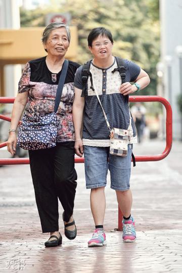 每逢假期,51歲、中度智障的黃佩華(右)都會從宿舍回家,兩母女最愛結伴「行商場」。雖然佩華不懂與媽媽慶祝母親節,但黃老太(左)感謝女兒多年來帶她見識世界,也為佩華可獨立生活感到自豪。(郭慶輝攝) 每逢假期,51歲、中度智障的黃佩華(右)都會從宿舍回家,兩母女最愛結伴「行商場」。雖然佩華不懂與媽媽慶祝母親節,但黃老太(左)感謝女兒多年來帶她見識世界,也為佩華可獨立生活感到自豪。(郭慶輝攝)