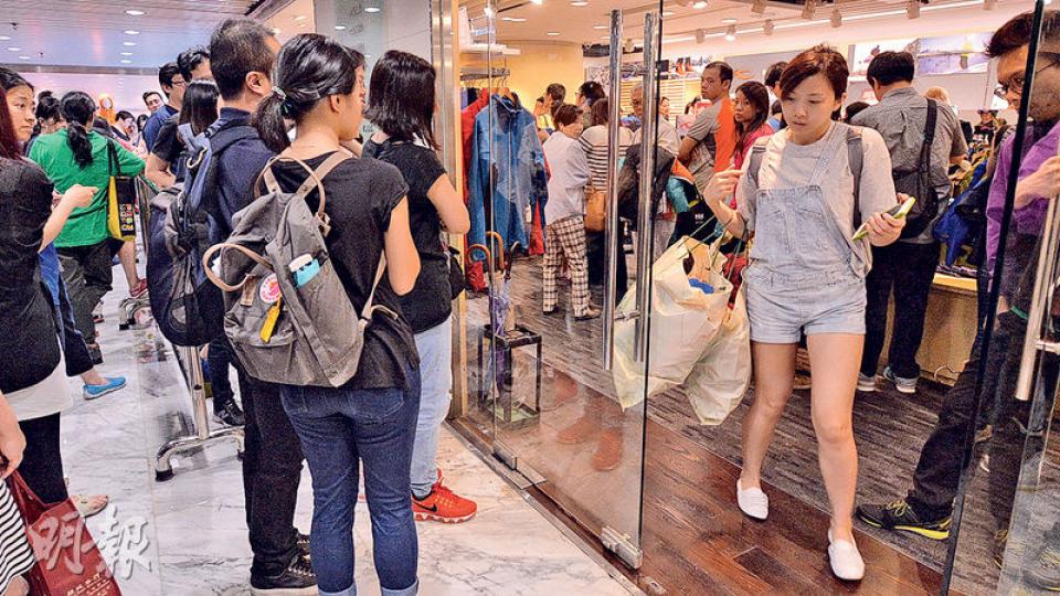 羽絨城尖沙嘴新港中心分店昨午2時許有約400人在門外排隊,有市民11時半到場,輪候3小時才獲准入內,有人一次過花4276元購入原價約2萬元的羽絨及運動用品。(楊柏賢攝) 羽絨城尖沙嘴新港中心分店昨午2時許有約400人在門外排隊,有市民11時半到場,輪候3小時才獲准入內,有人一次過花4276元購入原價約2萬元的羽絨及運動用品。(楊柏賢攝)