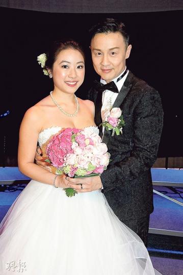 53歲鄭敬基與圈外女友麥曉安昨日舉行婚禮。(攝影:鍾偉茵)錢嘉樂與老婆湯盈盈及大女、梁靖琪、潘嘉德齊齊賀鄭敬基。(攝影:鍾偉茵)鄭敬基跟新娘挽手進場時跟崔建邦握手,兩人表情搞笑。(攝影:鍾偉茵)鄭敬基與Angie昨日簽紙結婚,承諾共度餘生。(攝影:鍾偉茵)鄭敬基一對仔女來見證爸爸結婚。(攝影:鍾偉茵) 53歲鄭敬基與圈外女友麥曉安昨日舉行婚禮。(攝影:鍾偉茵)錢嘉樂與老婆湯盈盈及大女、梁靖琪、潘嘉德齊齊賀鄭敬基。(攝影:鍾偉茵)鄭敬基跟新娘挽手進場時跟崔建邦握手,兩人表情搞笑。(攝影:鍾偉茵)鄭敬基與Angie昨日簽紙結婚,承諾共度餘生。(攝影:鍾偉茵)鄭敬基一對仔女來見證爸爸結婚。(攝影:鍾偉茵)