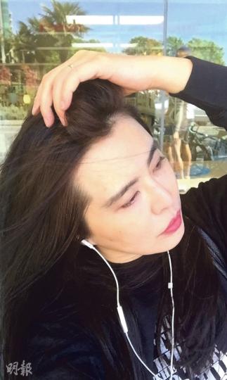 王祖賢聽歌玩自拍,輕撥秀髮的左手被留意到無名指戴着戒指,粉絲猜測是否好事近。(微博圖片) 王祖賢聽歌玩自拍,輕撥秀髮的左手被留意到無名指戴着戒指,粉絲猜測是否好事近。(微博圖片)