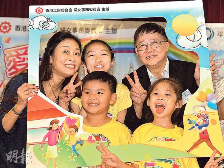 平機會新任主席陳章明(後右一)昨出席工聯會母親節活動後表示,他在性傾向歧視的立法立場上一向很清晰,否認「改口風」,會要求政府盡快就立法展開諮詢。(馮凱鍵攝) 平機會新任主席陳章明(後右一)昨出席工聯會母親節活動後表示,他在性傾向歧視的立法立場上一向很清晰,否認「改口風」,會要求政府盡快就立法展開諮詢。(馮凱鍵攝)