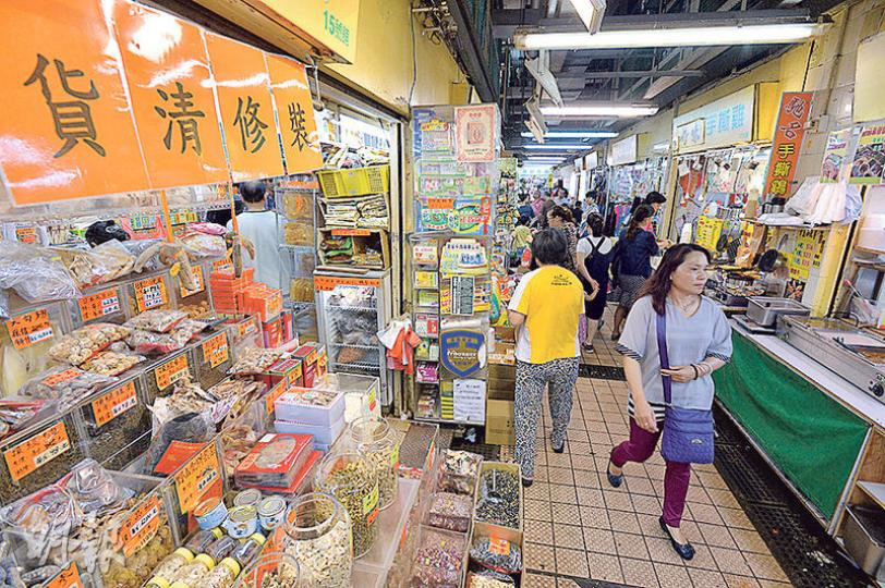 有東涌街坊形容,喺東涌逸東街市買嘅一餐餸開支,等於荃灣楊屋道街市兩餐,東涌社區發展陣線促請當局應復建由政府管理嘅街市。(楊柏賢攝)東涌逸東街市未來3個月得番15檔商戶做生意,街坊擔心買唔到餸,就算買到都貴咗,噚日東涌社區發展陣線喺逸東邨空地開「模擬街市」,建議當局考慮撥地設立臨時街市應付需要。(楊柏賢攝) 有東涌街坊形容,喺東涌逸東街市買嘅一餐餸開支,等於荃灣楊屋道街市兩餐,東涌社區發展陣線促請當局應復建由政府管理嘅街市。(楊柏賢攝)東涌逸東街市未來3個月得番15檔商戶做生意,街坊擔心買唔到餸,就算買到都貴咗,噚日東涌社區發展陣線喺逸東邨空地開「模擬街市」,建議當局考慮撥地設立臨時街市應付需要。(楊柏賢攝)