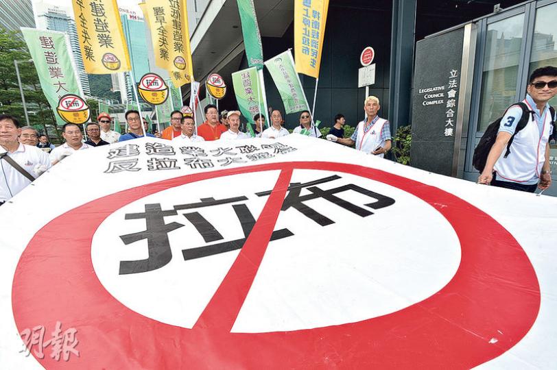 十多個團體組成的建造業大聯盟,兩個月前發起「反拉布」集會,大聯盟指因為立法會撥款進度仍「停滯不前」,故昨日要再度發起遊行集會(圖)。(楊柏賢攝) 十多個團體組成的建造業大聯盟,兩個月前發起「反拉布」集會,大聯盟指因為立法會撥款進度仍「停滯不前」,故昨日要再度發起遊行集會(圖)。(楊柏賢攝)