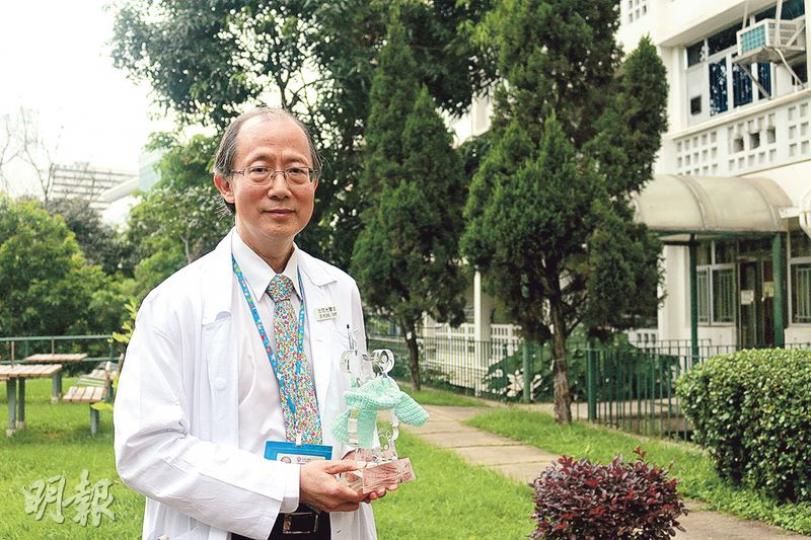 葛量洪醫院顧問醫生主管(紓緩醫學科)醫生沈茂光(圖)為本港創立紓緩醫學科的始祖,醉心紓緩醫學科的他行醫30多年,即將在本月底退休,退休前獲醫管局頒授傑出員工獎,訪問當日沈特意由辦公室拿出5年前由乳癌病人送贈的小頸巾,將它掛在獎座上。(植敏欣攝) 葛量洪醫院顧問醫生主管(紓緩醫學科)醫生沈茂光(圖)為本港創立紓緩醫學科的始祖,醉心紓緩醫學科的他行醫30多年,即將在本月底退休,退休前獲醫管局頒授傑出員工獎,訪問當日沈特意由辦公室拿出5年前由乳癌病人送贈的小頸巾,將它掛在獎座上。(植敏欣攝)