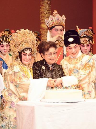 陳寶珠(右)與梅雪詩(左)合演的粵劇前晚開鑼,謝幕後邀請師傅仙姐(中)上台,慶祝她舊曆生日,她們齊齊切蛋糕。(攝影:梁榮達) 陳寶珠(右)與梅雪詩(左)合演的粵劇前晚開鑼,謝幕後邀請師傅仙姐(中)上台,慶祝她舊曆生日,她們齊齊切蛋糕。(攝影:梁榮達)
