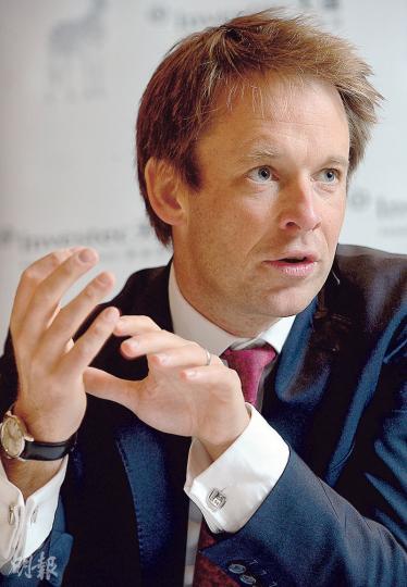 Simon Brazier表示,其團隊投資的都是優質股,他很有信心這些股份盈利及股價可隨時日增長,故每次股價隨大市調整,均屬低吸良機。(劉焌陶攝) Simon Brazier表示,其團隊投資的都是優質股,他很有信心這些股份盈利及股價可隨時日增長,故每次股價隨大市調整,均屬低吸良機。(劉焌陶攝)