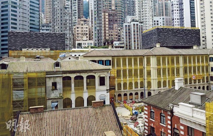 中區警署建築群活化工程快完成,馬會近日宣布由陳智思出任該項目的諮詢委員會主席。陳說兩幢新大樓(圖後方深灰色建築物)的摩登設計可接受,並非與舊建築格格不入。(鄧宗弘攝) 中區警署建築群活化工程快完成,馬會近日宣布由陳智思出任該項目的諮詢委員會主席。陳說兩幢新大樓(圖後方深灰色建築物)的摩登設計可接受,並非與舊建築格格不入。(鄧宗弘攝)