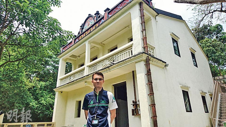 記者到訪馬灣芳園書室當日亦走錯路,去錯馬灣公園「芳園書室古蹟館」。負責營運書室的圓玄學院社會服務部營運經理蔡俊傑(圖)稱,書室既無門牌,亦與古蹟館名稱相近,連警察都曾混淆。(岑詠欣攝) 記者到訪馬灣芳園書室當日亦走錯路,去錯馬灣公園「芳園書室古蹟館」。負責營運書室的圓玄學院社會服務部營運經理蔡俊傑(圖)稱,書室既無門牌,亦與古蹟館名稱相近,連警察都曾混淆。(岑詠欣攝)