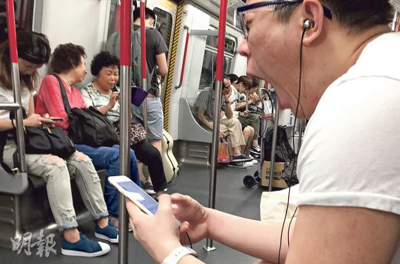 友邦保險一項調查發現,受訪的605名港人,平均每日非工作需要的上網時間高達3.7小時,較調查中15個亞太地區平均時數3小時為高。不少港人勞碌工作一天後,在乘車歸家路上,仍不時低頭玩手機。(林俊源攝) 友邦保險一項調查發現,受訪的605名港人,平均每日非工作需要的上網時間高達3.7小時,較調查中15個亞太地區平均時數3小時為高。不少港人勞碌工作一天後,在乘車歸家路上,仍不時低頭玩手機。(林俊源攝)