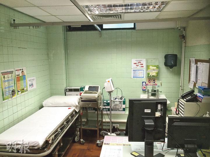 有46年歷史的佛教醫院,診症室仍維持往日舊觀,採用舊式磚牆及木地板,院方說當年為省資源,連瓷磚也沒有「鋪上頂」(右上角)。該院正全面翻新,診症室會擴大空間及改用全新設計。(梁杏怡攝) 有46年歷史的佛教醫院,診症室仍維持往日舊觀,採用舊式磚牆及木地板,院方說當年為省資源,連瓷磚也沒有「鋪上頂」(右上角)。該院正全面翻新,診症室會擴大空間及改用全新設計。(梁杏怡攝)