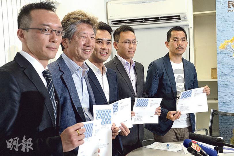 民主思路召集人湯家驊(左二)昨與多名成員舉行民調發布會,稱調查顯示暴力抗爭非主流民意。(劉焌陶攝) 民主思路召集人湯家驊(左二)昨與多名成員舉行民調發布會,稱調查顯示暴力抗爭非主流民意。(劉焌陶攝)