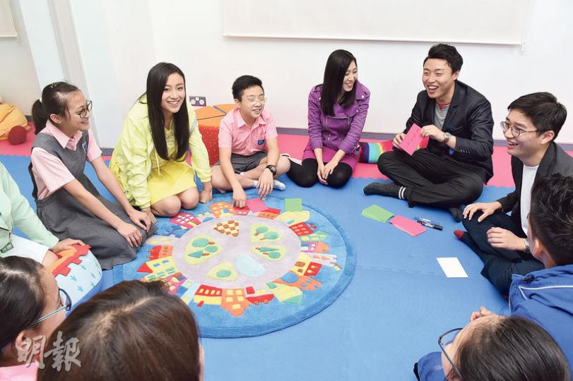輔導心理學家Edwin及Leo為《Think Big天地》六名主持與四名小朋友設計了幾個能夠觸發創意的遊戲,大人與小朋友都玩得不亦樂乎。(陳淑安攝)這個拼圖迷宮遊戲考驗大家的解難能力,最後雙方卻能同一時間完成挑戰。(陳淑安攝)集體遊戲講求合作、溝通,而且也要利用創意,使對手不能輕易猜出自己所出的題目,所以大家遊戲時都很專注。(陳淑安攝)四名小學生(左起)林曉彤、趙琬淇、劉少杰及張燁香表示平日功課忙碌,一般要留待周末才有遊戲時間。(陳淑安攝) 輔導心理學家Edwin及Leo為《Think Big天地》六名主持與四名小朋友設計了幾個能夠觸發創意的遊戲,大人與小朋友都玩得不亦樂乎。(陳淑安攝)這個拼圖迷宮遊戲考驗大家的解難能力,最後雙方卻能同一時間完成挑戰。(陳淑安攝)集體遊戲講求合作、溝通,而且也要利用創意,使對手不能輕易猜出自己所出的題目,所以大家遊戲時都很專注。(陳淑安攝)四名小學生(左起)林曉彤、趙琬淇、劉少杰及張燁香表示平日功課忙碌,一般要留待周末才有遊戲時間。(陳淑安攝)