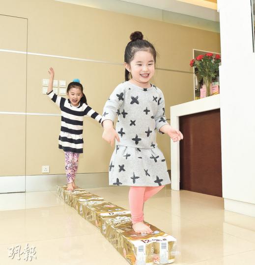 原來家中隨手可找到的廁紙都可以成為小朋友樂上半天的玩具。(陳淑安攝)余啟賢(薯仔爸爸) (陳淑安攝)(1)平衡陣 (陳淑安攝)(2)廁紙塔 (陳淑安攝)(3)玩保齡 (陳淑安攝)(4)舉啞鈴 (陳淑安攝)(陳淑安攝)(5)廁紙畫 (陳淑安攝)(陳淑安攝)(6)大花臉 (陳淑安攝)(陳淑安攝) 原來家中隨手可找到的廁紙都可以成為小朋友樂上半天的玩具。(陳淑安攝)余啟賢(薯仔爸爸) (陳淑安攝)(1)平衡陣 (陳淑安攝)(2)廁紙塔 (陳淑安攝)(3)玩保齡 (陳淑安攝)(4)舉啞鈴 (陳淑安攝)(陳淑安攝)(5)廁紙畫 (陳淑安攝)(陳淑安攝)(6)大花臉 (陳淑安攝)(陳淑安攝)