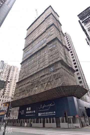 新世界發展和恒基合作的西環舊樓重建住宅「瑧璈」(圖)現正開售。項目在2010年由一間BVI公司持有的本地公司負責收購,巴拿馬文件顯示,新世界鄭裕彤家族為該BVI公司的幕後股東。(馮凱鍵攝) 新世界發展和恒基合作的西環舊樓重建住宅「瑧璈」(圖)現正開售。項目在2010年由一間BVI公司持有的本地公司負責收購,巴拿馬文件顯示,新世界鄭裕彤家族為該BVI公司的幕後股東。(馮凱鍵攝)